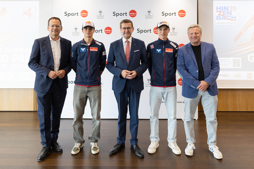 v.l.: Klaus Kumpfmüller (Präsident Landesskiverband OÖ), Skispringer Stephan Embacher, Wirtschafts- und Sport-Landesrat Markus Achleitner, Skispringer Maximilian Ortner, Bernhard Zauner (Präsident & OK-Chef UVB Hinzenbach)