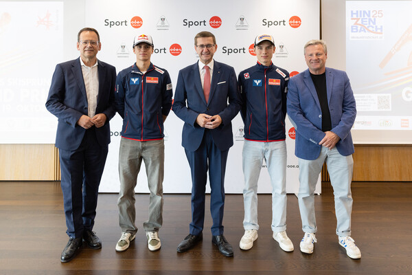 v.l.: Klaus Kumpfmüller (Präsident Landesskiverband OÖ), Skispringer Stephan Embacher, Wirtschafts- und Sport-Landesrat Markus Achleitner, Skispringer Maximilian Ortner, Bernhard Zauner (Präsident & OK-Chef UVB Hinzenbach)