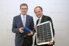 v.l.: Wirtschafts- und Energie-Landesrat Markus Achleitner mit einem Solarstromspeicher, DI Dr. Gerhard Dell, GF des OÖ. Energiesparverbandes, mit einem Solarpaneel