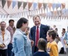 Landeshauptmann Mag. Thomas Stelzer mit Besucherinnen und Besuchern sowie zwei Kindern im heiteren Gespräch in einem Festzelt