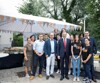 Gruppenfoto, Bürgermeister Gerald Hackl und Landeshauptmann Mag. Thomas Stelzer mit Andreas Kupfer und seinem Team vor einem Informationsstand der Kinderuni