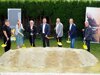 Sieben Personen, unter ihnen Landesrat Wolfgang Hattmannsdorfer, stehen nebeneinander hinter einem Sandhügel auf einem Rasenstück, alle haben jeweils einen Spaten in Händen