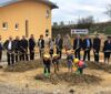 Landesrätin Mag.ª Doris Hummer, Bürgermeister Roland Wohlmuth, Kindergartenleiterin Angelika Heger und Architekt Dipl.-Ing. Wolfgang Sedelmaier beim Spatenstich für die Erweiterung des Kindergartens samt Krabbelstube in Brunnenthal mit einem Gesamtinvesti