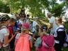 Ein Gruppe Schulkinder mit Rucksäcken und ein Naturführer in einem Wald 