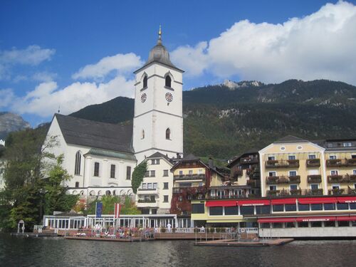 Ansicht von St. Wolfgang vom See aus, Häuser, Kirche, Berg