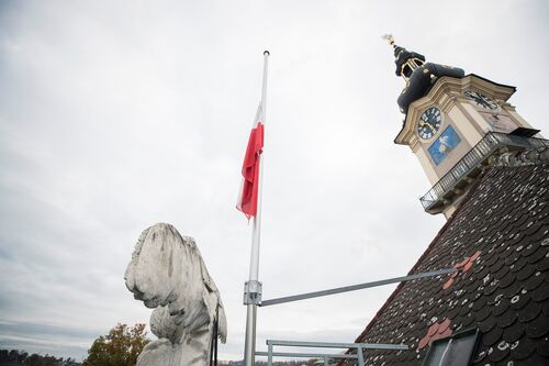 Fahne vor dem Landaus auf Halbmast