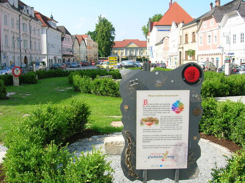 Stadtplatz der Gemeinde Eferding – grüner Park in der Mitte, rechts und links Häuserzeilen.
