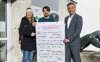 Trainerin Marina Humer, Sven Janson, Projektleiter der Volkshilfe OÖ, und Landesrat Wolfgang Hattmannsdorfer halten gemeinsam ein Plakat zum Start der Respekt OÖ-Workshops.