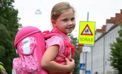 Ein Kind auf dem Weg in die Volksschule.