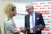 v.l.: Ludmilla Starzinger (Geschäftsführerin Starzinger GmbH & Co KG) und Sportreferent LH-Stv. Dr. Michael Strugl (Vorsitzender des Vereins „Brücken bauen“).