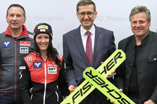 Harald Rodlauer, ÖSV-Cheftrainer Sprunglauf Damen, Jacqueline Seifriedsberger, Nationalmannschaft, Wirtschafts- und Sport-Landesrat Markus Achleitner und Bernhard Zauner, Präsident und OK-Chef UVB Hinzenbach.