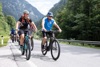 Landesrat Mag. Günther Steinkellner in Radausrüstung auf einem E-Bike und einer Gruppe Radfahrer unterwegs auf einer Straße