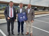 79 neue PKW-Stellplätze laden in Kirchdorf zum Umstieg auf den öffentlichen Verkehr ein. v.li.: LR für Infrastruktur Günther Steinkellner, Wolfgang Veitz, Bgm. von Kirchdorf an der Krems, und Engelbert Haller, Geschäftsführer der ÖBB Immobilien GmbH