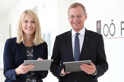 Bildungslandesrätin Christine Haberlander und Landeshauptmann Thomas Stelzer mit einem Tablet.