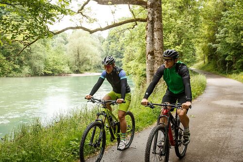 Zwei Mountainbiker radeln im Steyrtal