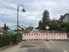 Abschnitt der Ruflingerstraße mit Baustellensperre und Fahrverbotstafel im Vordergrund