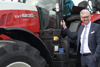 Wirtschafts-Landesrat Dr. Michael Strugl vor dem autonom fahrenden Traktor, mit dem heute im Ennshafen zum ersten Mal im Rahmen des Projektes „DigiTrans“ Testfahrten zum autonomen Fahren unternommen worden sind.