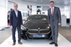 Dr. Alexander Susanek und Landesrat Markus Achleitner in einem Ausstellungsraum vor einer BMW-Limousine