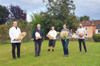 Troadbäcker Bernhard Pernsteiner, Landesrat Max Hiegelsberger, Troadbäcker Franz Fenzl, Christine Dirneder (Dirneder Mühle GmbH), Troadbäcker Reinhard Thurner stehen mit Brot und Getreide in den Händen auf einer Wiese.