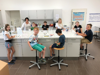 Kinder sitzen an einem Labortisch