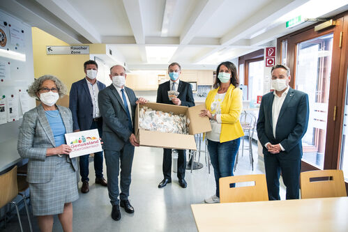 Leiterin der Stabstelle Genussland Mag. Maria-Theresa Wirtl, Wertevorstand Ordensklinikum Linz Mag. Johannes Hessler, Landesrat Max Hiegelsberger, Landeshauptmann Mag. Thomas Stelzer, Leiterin des Vinzenzstüberls Silvia Feher und Geschäftsführer Ordensklinikum Linz MMag. Walter Kneidinger bei der Übergabe der Teebeutel im Vinzenzstüberl der Barmherzigen Schwestern in Linz.