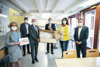 Übergabe der Teebeutel im Vinzenzstüberl der barmherzigen Schwestern in Linz. Am Bild von links nach rechts: Leiterin der Stabstelle Genussland Mag. Maria-Theresa Wirtl, Wertevorstand Ordensklinikum Linz Mag. Johannes Hessler, Landesrat Max Hiegelsberger, Landeshauptmann Mag. Thomas Stelzer, Leiterin des Vinzenzstüberls Silvia Feher und Geschäftsführer Ordensklinikum Linz MMag. Walter Kneidinger.
