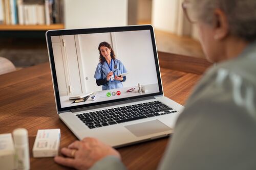 Seniorin im Videogespräch mit ihrer Ärztin.
