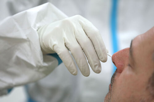 Durchführung eines Antigen-Testes bei einem Mann mittels Nasen-Abstrich