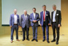 Dr. Robert Tichler, Prof. Dr. Friedrich Schneider, Landesrat Markus Achleitner, DDr. Werner Steinecker und Mag. DI Josef Siligan stehen nebeneinander vor einer großen Leinwand