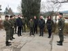 Garnisonskommandant Oberleutnant Huber weist die Vertreter des Oö. Landtages in den Kasernenstandort ein.