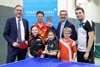 „Start Up Sport“-Präsident Artmayr und LR Achleitner zu Besuch beim Training der Tischtennistalente Elena Schinko (l.), Celine Panholzer und Benjamin Gierlinger mit dem chinesischen Austauschtrainer Fan Xiandong und Landestrainer Philipp Aistleitner