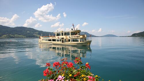 Ein Ausflugsschiff auf dem Attersee