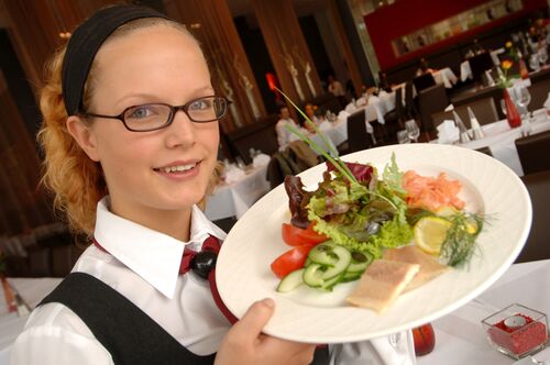 Kellnerin serviert ein Essen