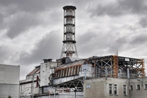 Ansicht des AKW Tschernobyl vor wolkenverhangenem Himmel