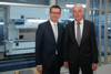Wirtschafts-Landesrat Markus Achleitner mit Armin Rau, Geschäftsführer der Trumpf Maschinen Austria GmbH + Co KG in Pasching