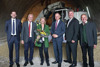 Ing. Martin Zmölnig (ÖSTU-STETTIN), Dipl.-Ing. Georg Hofer (ÖSTU-STETTIN), Tunnelpatin Dr. Verena Steinkellner, Landeshauptmann Mag. Thomas Stelzer, Landtagsabgeordneter Peter Handlos und der Bürgermeister von Weyer, Gerhard Klaffner stehen nebeneinander im Tunnel; hinter ihnen ist ein Bagger zu sehen. 