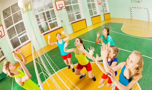 Junge Sportlerinnen beim Basketballtraining
