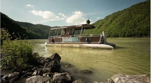 Donaubus, kleines Fährschiff auf dem Fluss