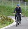 Landesrat Mag. Günther Steinkellner mit dem E-Bike bei der Eröffnung des Steyrtalradweges am Stausee Klaus 