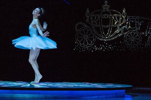 Szene mit Tänzerin aus dem Stück „Cinderella“ des Landestheaters Linz