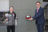 Wirtschafts- und Sport-Landesrat Markus Achleitner überreicht Tina Unterberger eine Torte und gratuliert ihr zu ihren beiden WM-Medaillen.