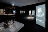 Ausstellungsraum, verschiedene Ausstellungsstücke und Bilder an den Wänden, auf einer Videowand Portrait von Johannes Kepler