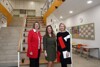 Direktorin Evelyn Riener, Bürgermeisterin Nicole Zehetner-Grasl und Landeshauptmann-Stellvertreterin Christine Haberlander in der Volksschule Hofkirchen im Traunkreis.