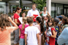 Schülerinnen und Schüler der VS Seewalchen und ihre Lehrerinnen stehen im Halbkreis um Umwelt- und Klima-Landesrat Stefan Kaineder.