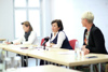 Vizebürgermeisterin Karin Hörzing, Landesrätin Birgit Gerstorfer und Mag.a Sigrid Eysn am Konferenztisch
