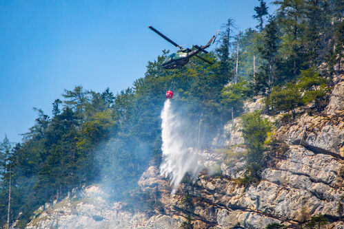 Hubschrauber im Löscheinsatz bei einem Böschungsbrand.