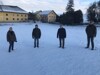 das Ehepaar Maria und Gerald Kraxberger steht mit Agrar-Landesrat Max Hiegelsberger und Bezirksoberförster Ing. Alexander Gaisbauer auf einer schneebedeckten Wiese vor einem Bauernhaus 