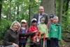 Landesforstdirektorin HRin DIin Elfriede Moser und Landesrat Max Hiegelsberger mit Kindern des Kindergartens Dornacherstraße, Linz, beim Besuch der Waldschule 
