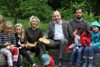 Landesforstdirektorin HRin DIin Elfriede Moser, Landesrat Max Hiegelsberger und Waldpädagoge Christian Gierlinger mit Kindern des Kindergartens Dornacherstraße, Linz, beim Besuch der Waldschule