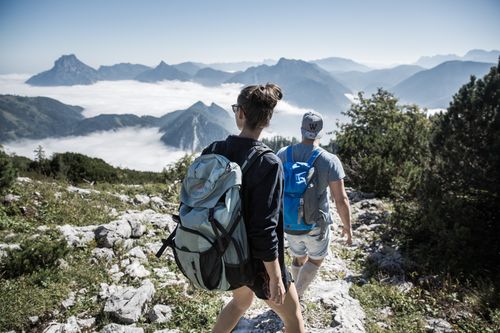 Wanderer unterwegs auf dem Feuerkogel in Ebensee am Traunsee.